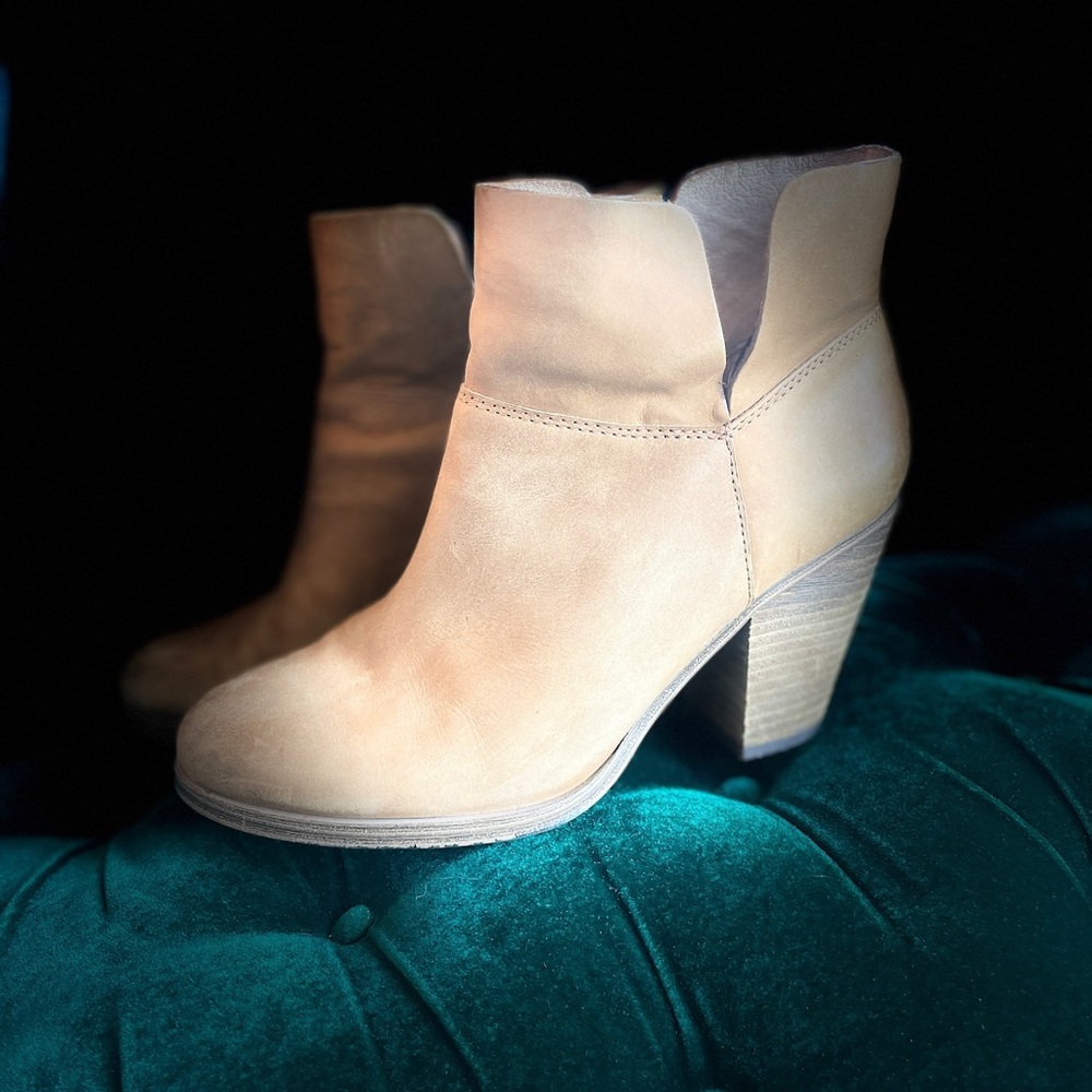 Vince Camuto ankle boots size 7.5 camel nubuck leather.